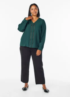 Bluse mit V-Ausschnitt und bestickten Bändern