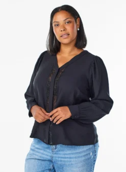 Bluse mit V-Ausschnitt und bestickten Bändern