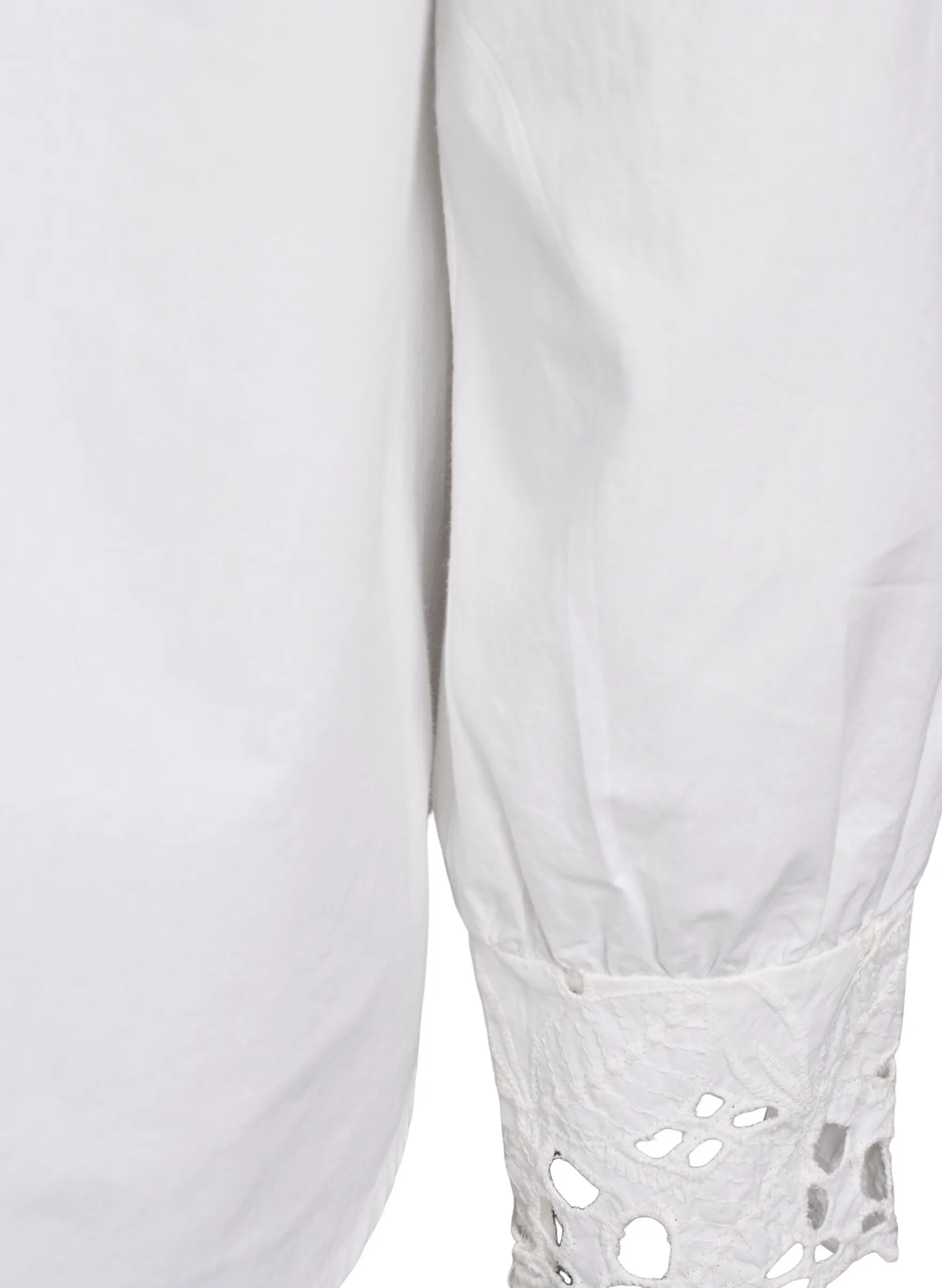 Bluse mit V-Ausschnitt und Broderie-Anglaise-Details