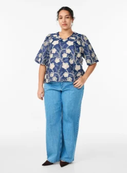 Bluse mit V-Ausschnitt und gesticktem Muster