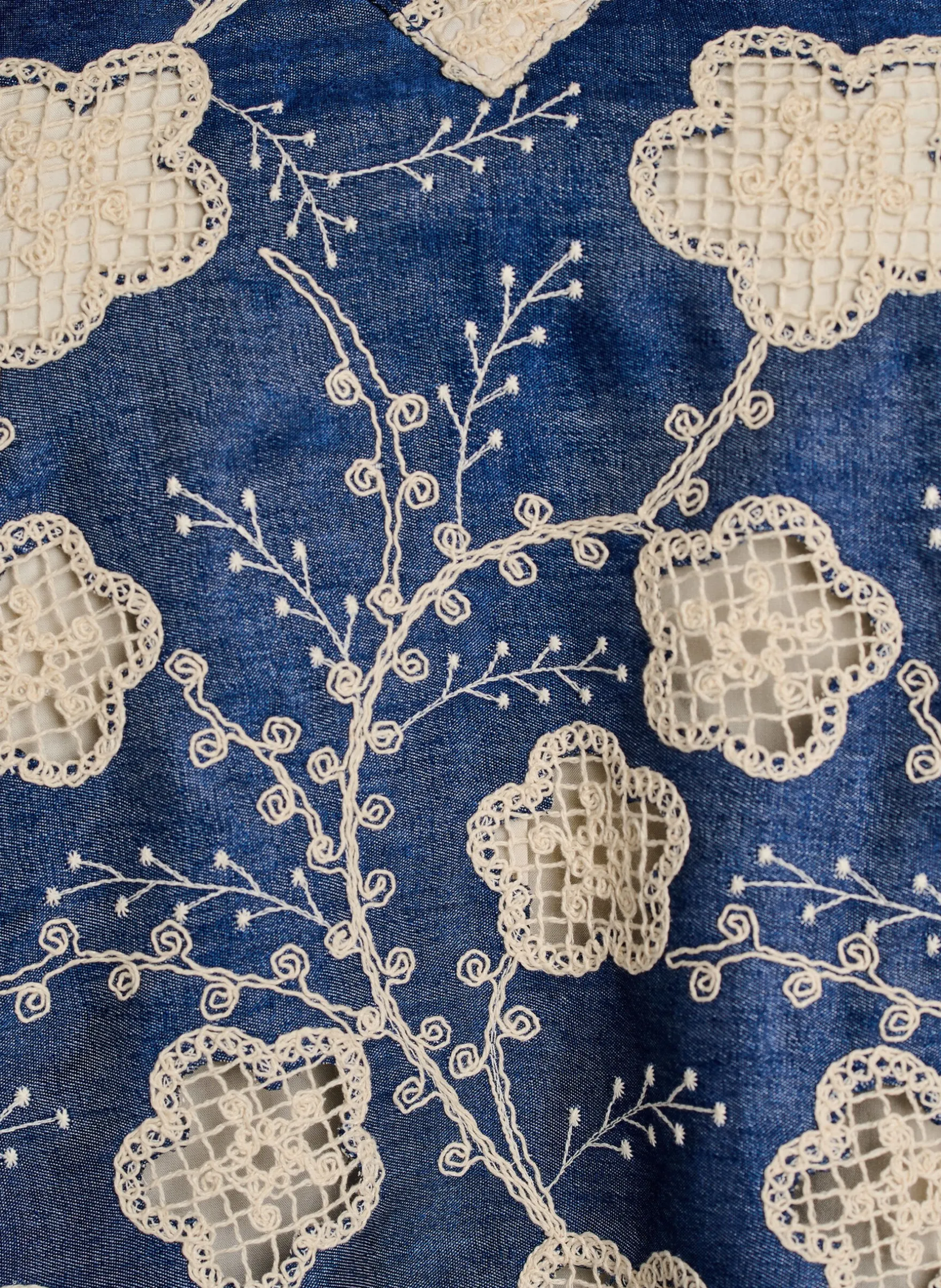 Bluse mit V-Ausschnitt und gesticktem Muster