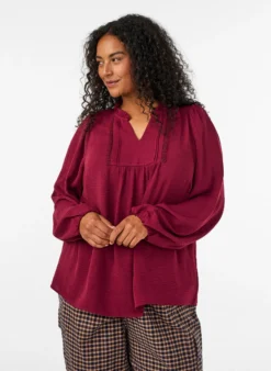 Bluse mit V-Ausschnitt und Häkelband