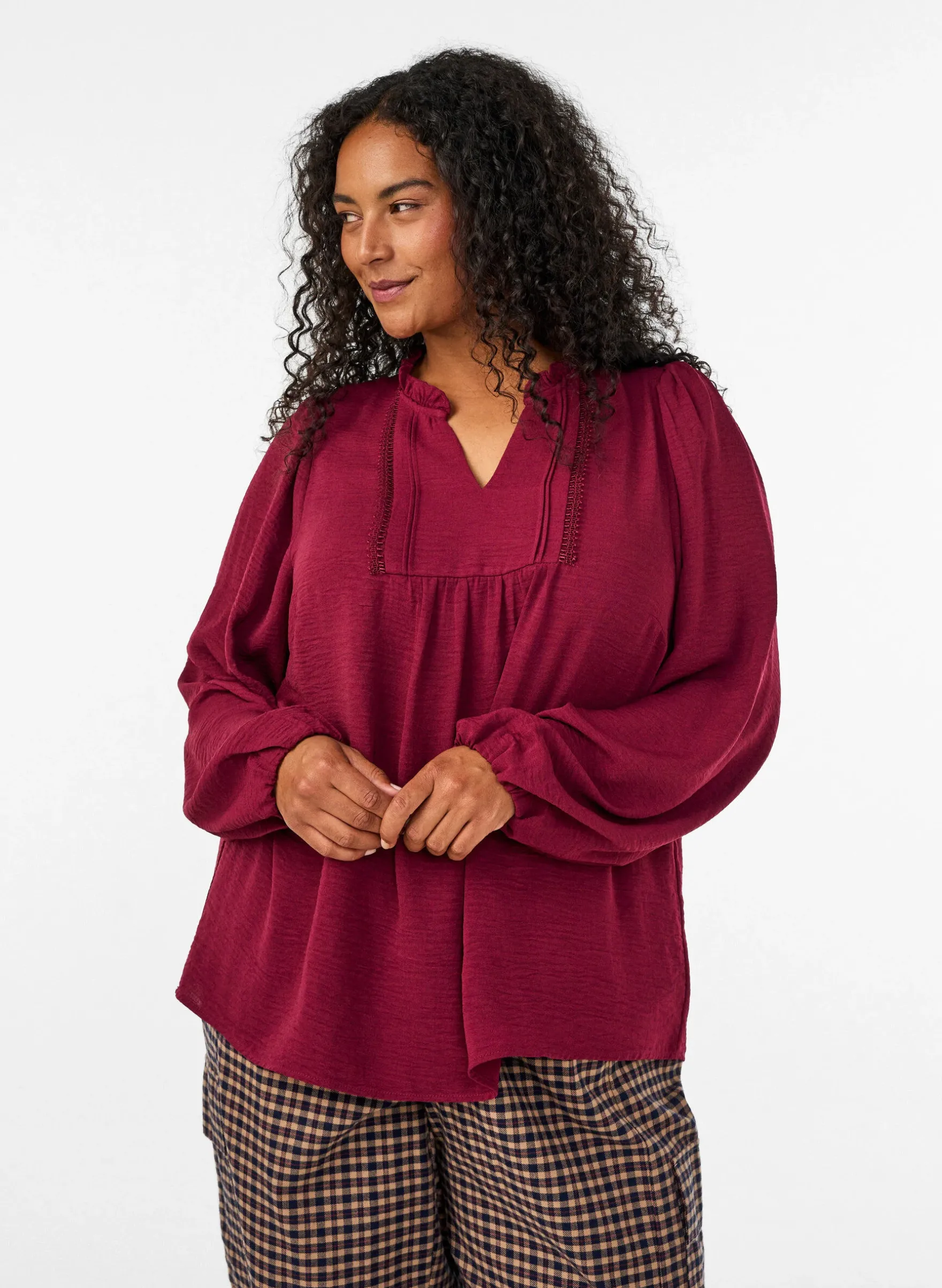 Bluse mit V-Ausschnitt und Häkelband