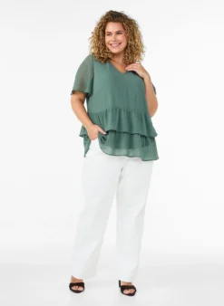 Bluse mit V-Ausschnitt und Rüschen