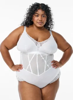 Body mit Spitzendetails und Schnürdetails