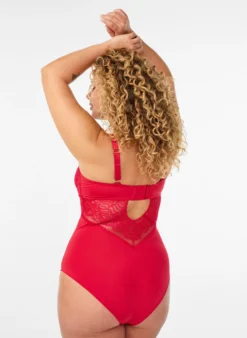 Body mit Spitzen- und Satindetails