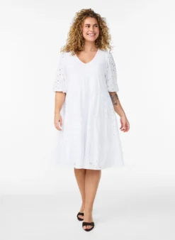 Broderie-Anglaise-Kleid mit V-Ausschnitt und 1/2-Ärmeln