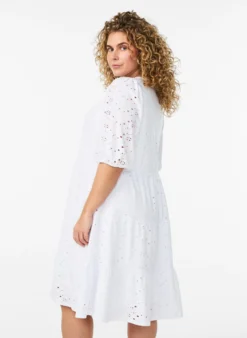 Broderie-Anglaise-Kleid mit V-Ausschnitt und 1/2-Ärmeln