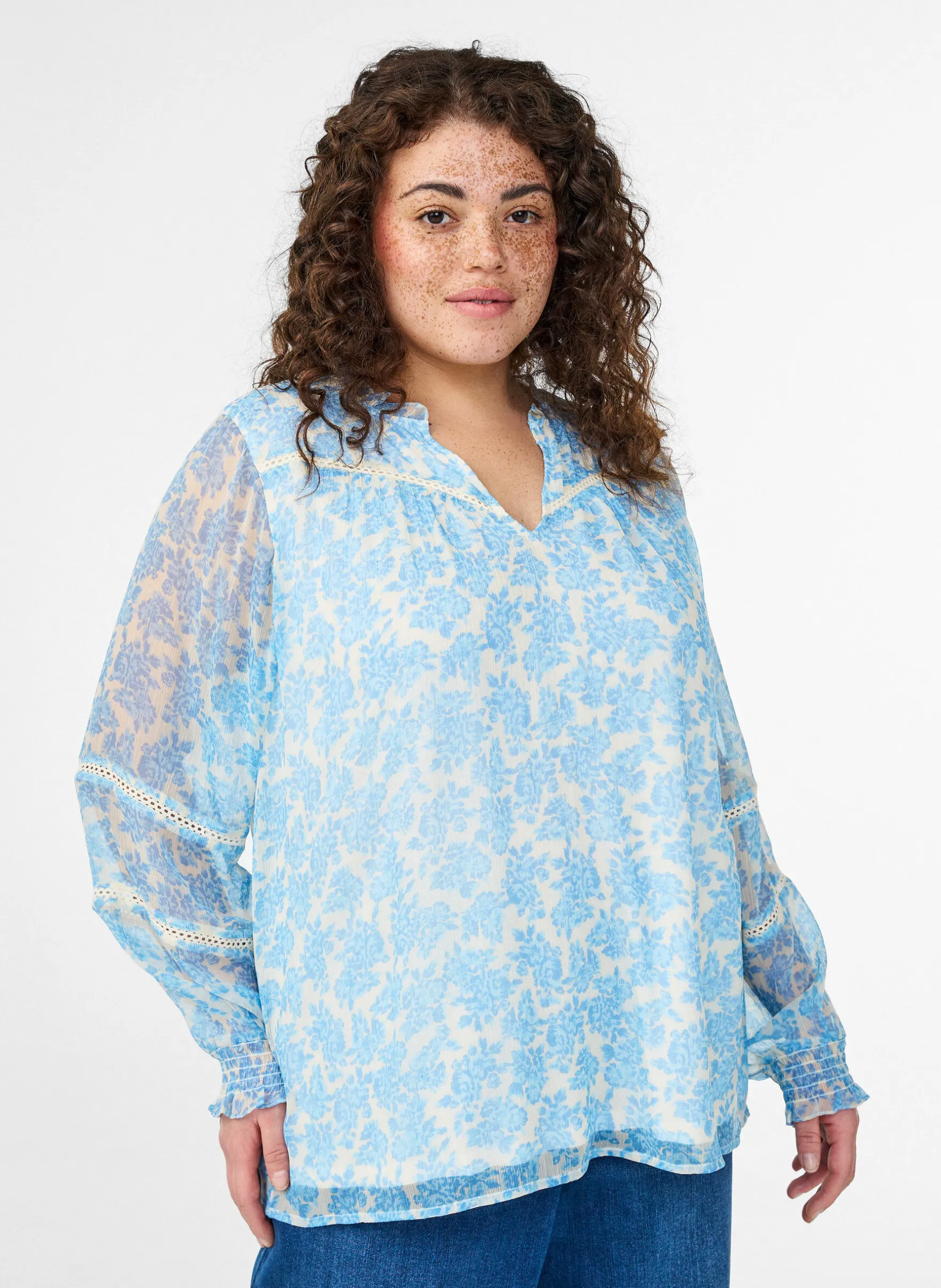 Chiffonbluse mit Blumenprint und Häkelborte