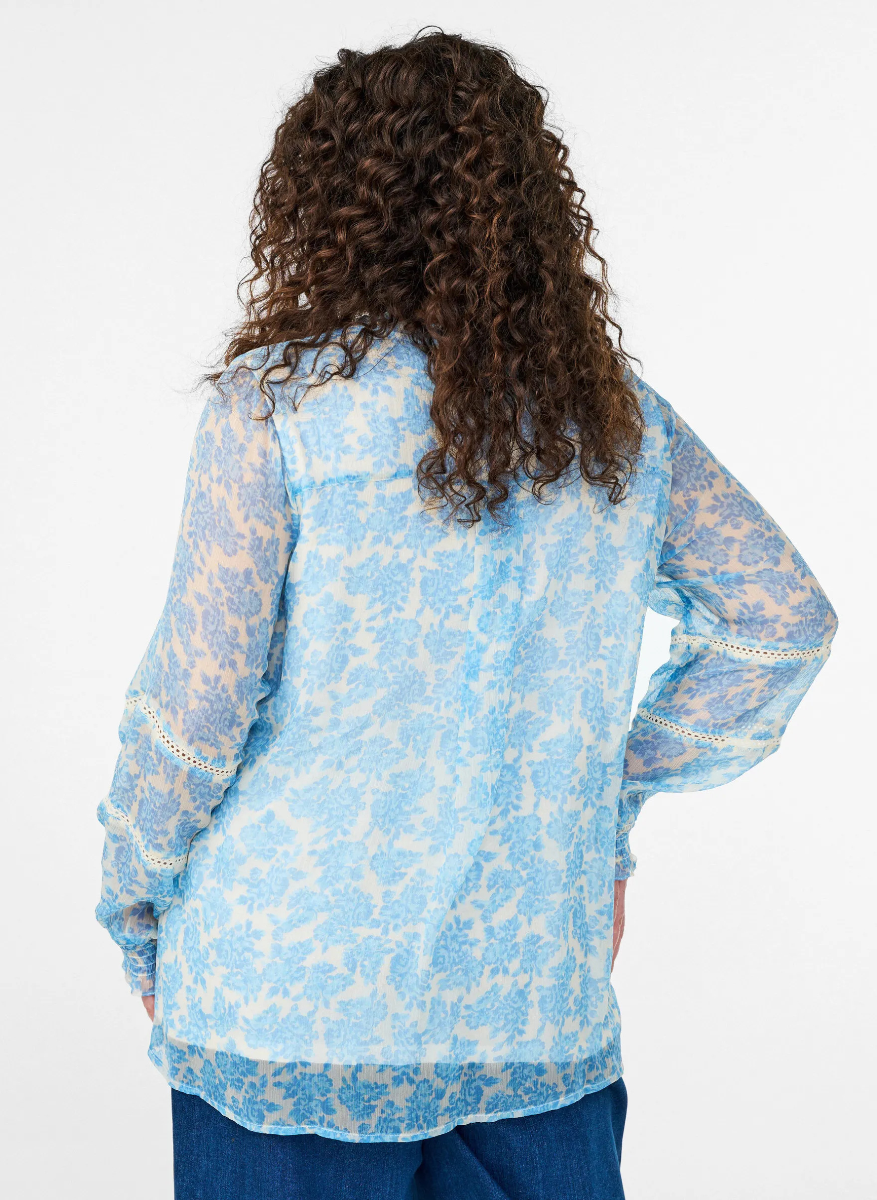 Chiffonbluse mit Blumenprint und Häkelborte