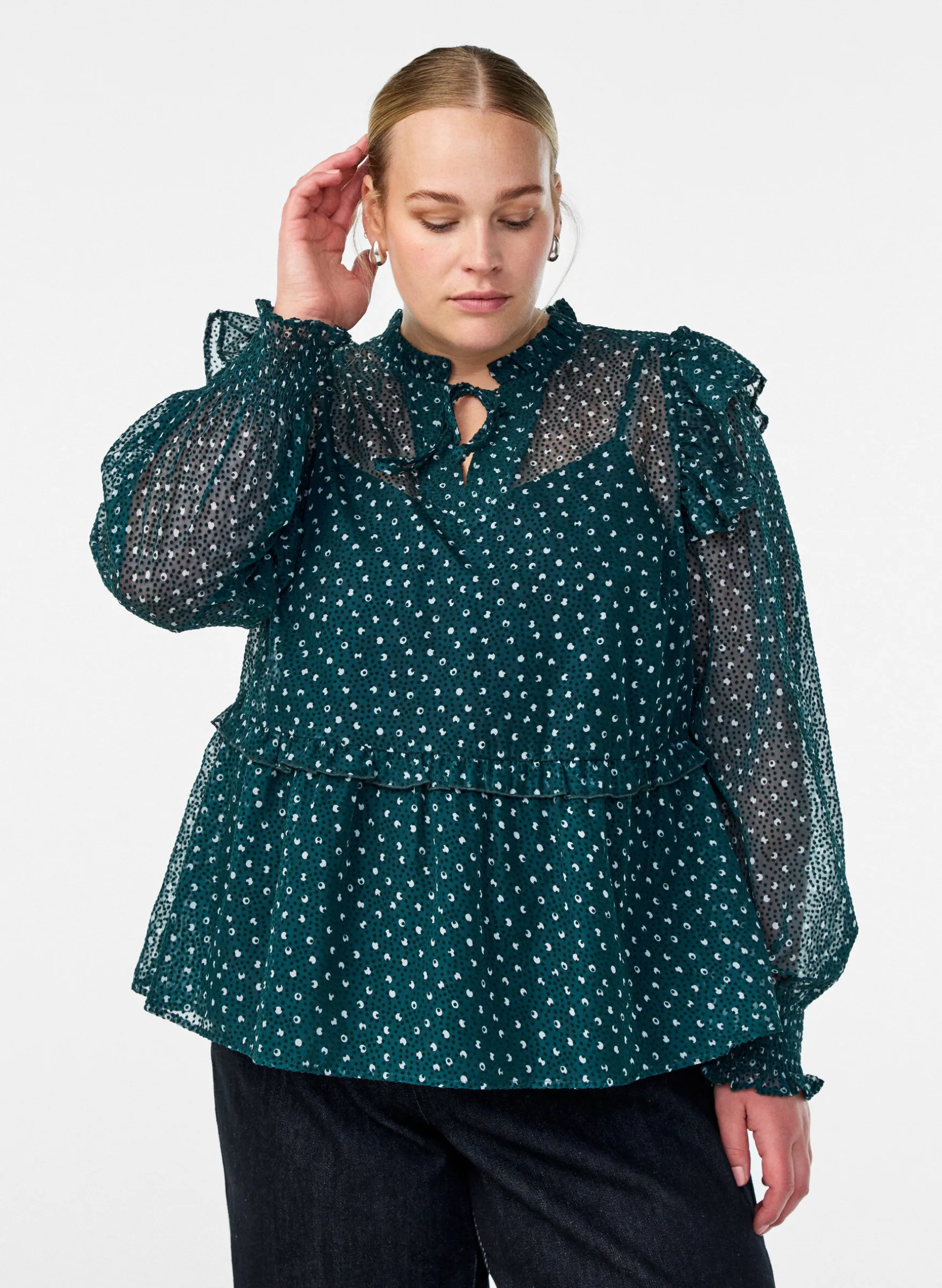 Chiffonbluse mit Rüschendetails und kleinen Punkten