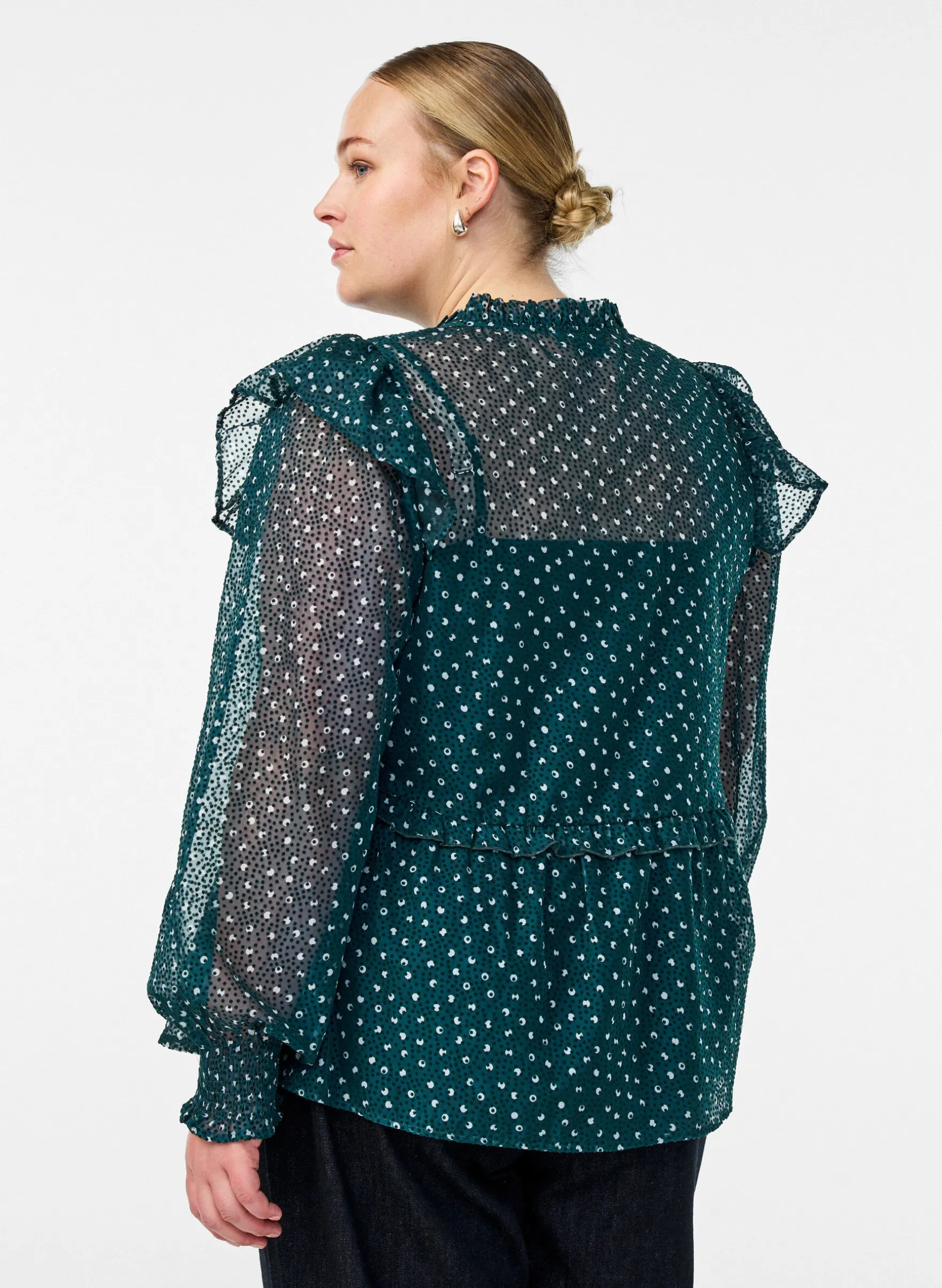 Chiffonbluse mit Rüschendetails und kleinen Punkten