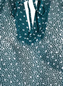 Chiffonbluse mit Rüschendetails und kleinen Punkten