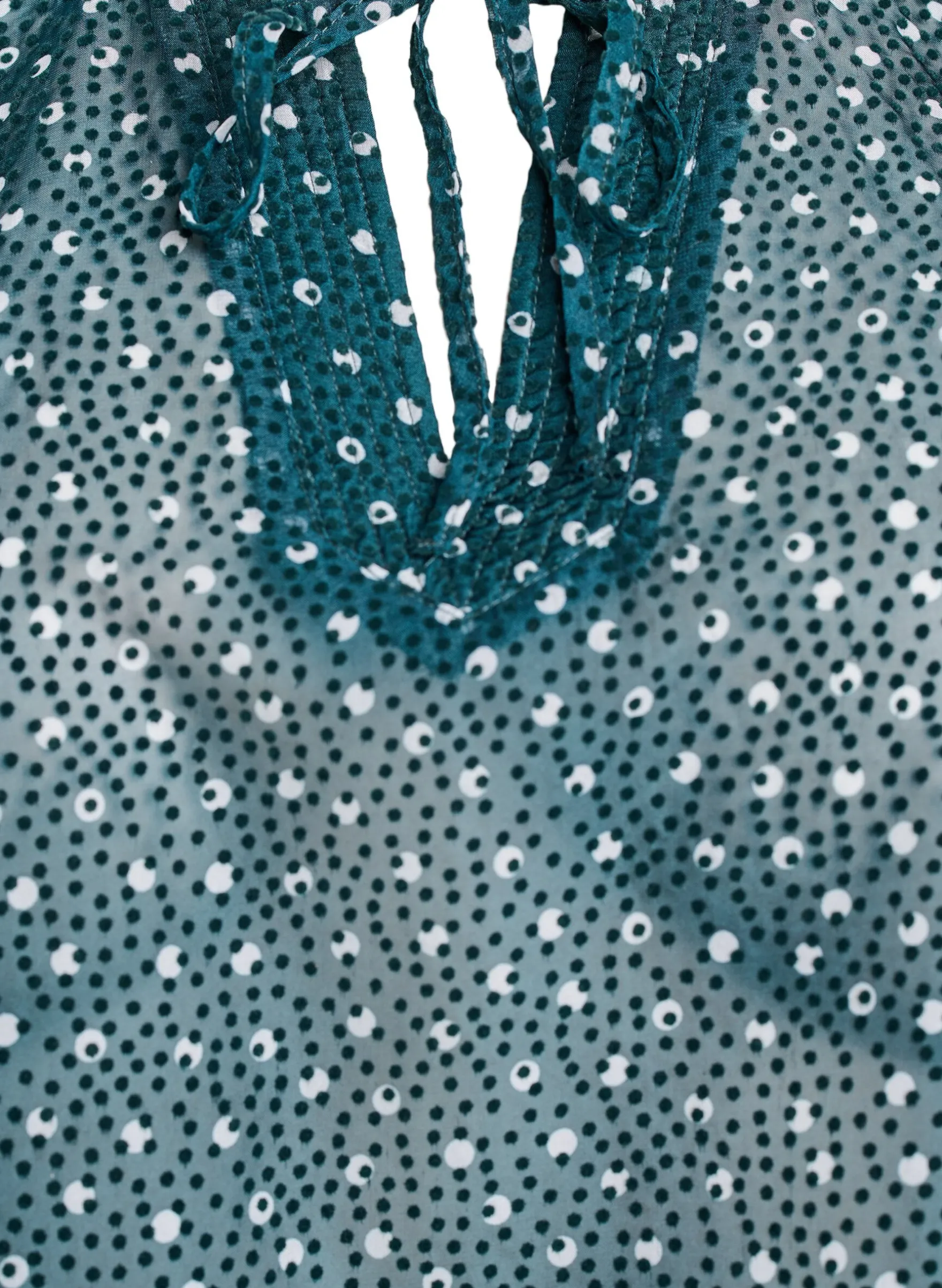 Chiffonbluse mit Rüschendetails und kleinen Punkten