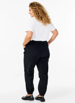 Cordhose mit elastischem Bund.