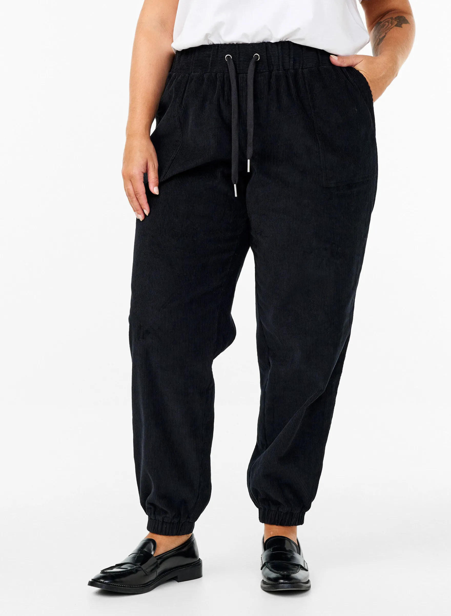Cordhose mit elastischem Bund.