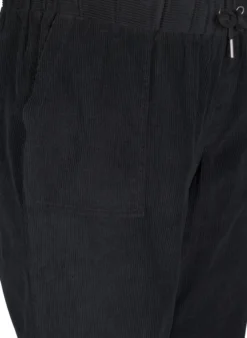 Cordhose mit elastischem Bund.