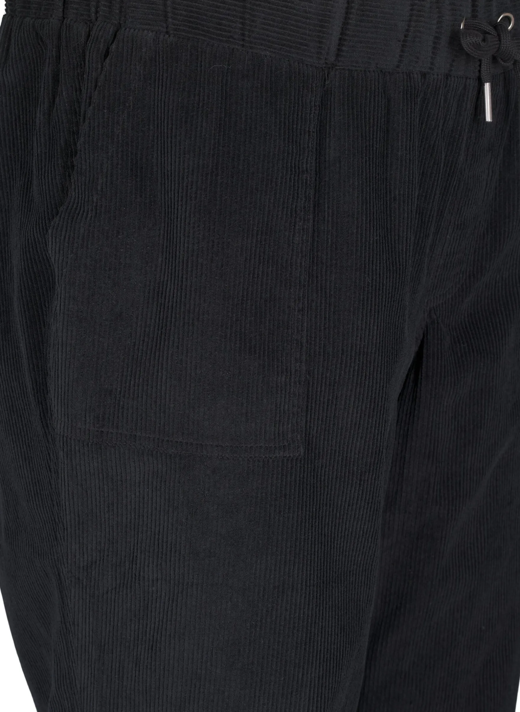 Cordhose mit elastischem Bund.