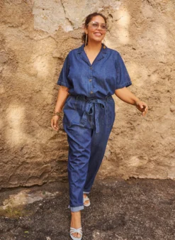 Denim-Jumpsuit mit kurzen Ärmeln und Bindegürtel