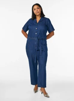 Denim-Jumpsuit mit kurzen Ärmeln und Bindegürtel