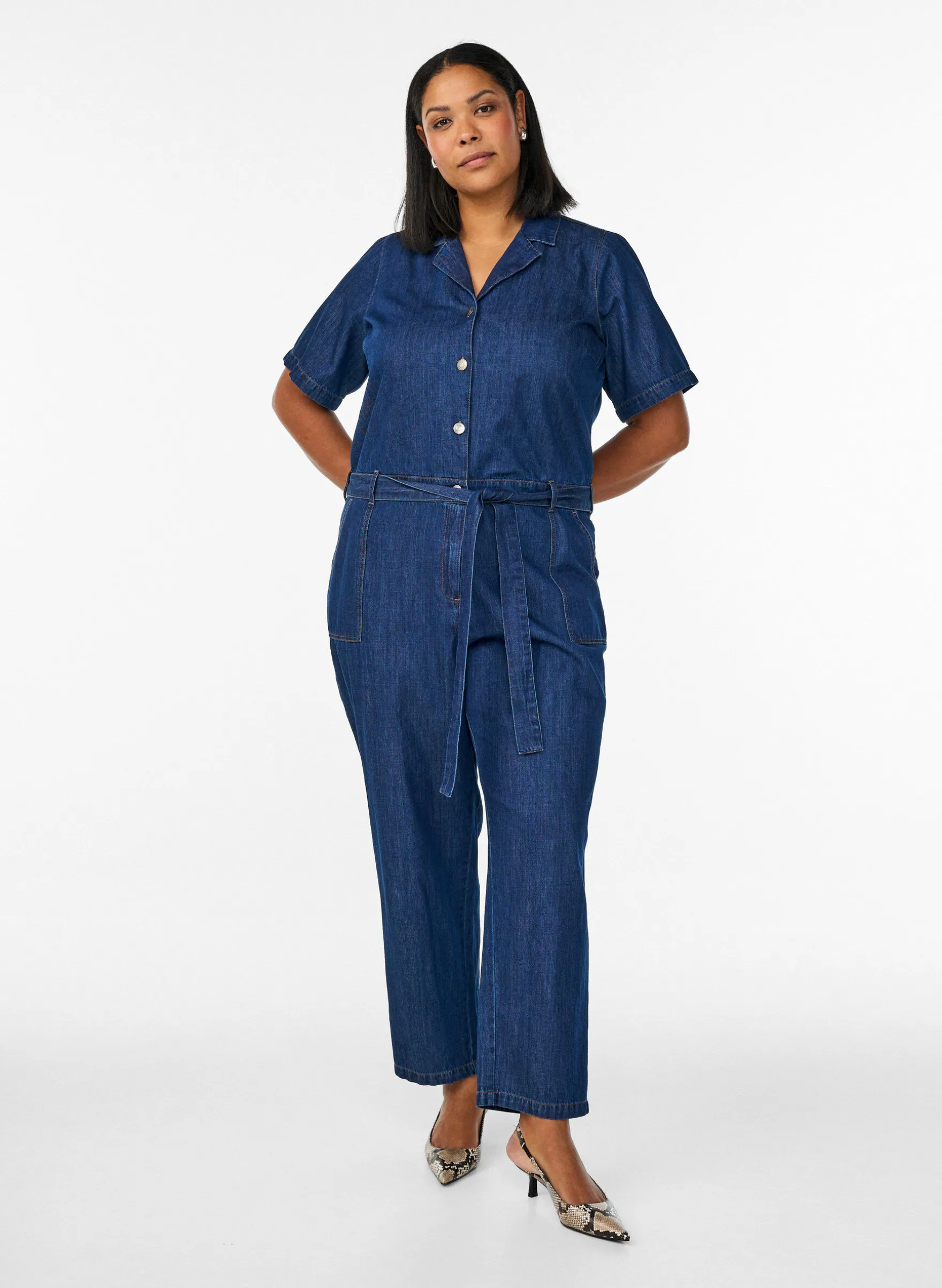 Denim-Jumpsuit mit kurzen Ärmeln und Bindegürtel