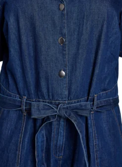 Denim-Jumpsuit mit kurzen Ärmeln und Bindegürtel
