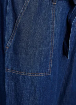 Denim-Jumpsuit mit kurzen Ärmeln und Bindegürtel