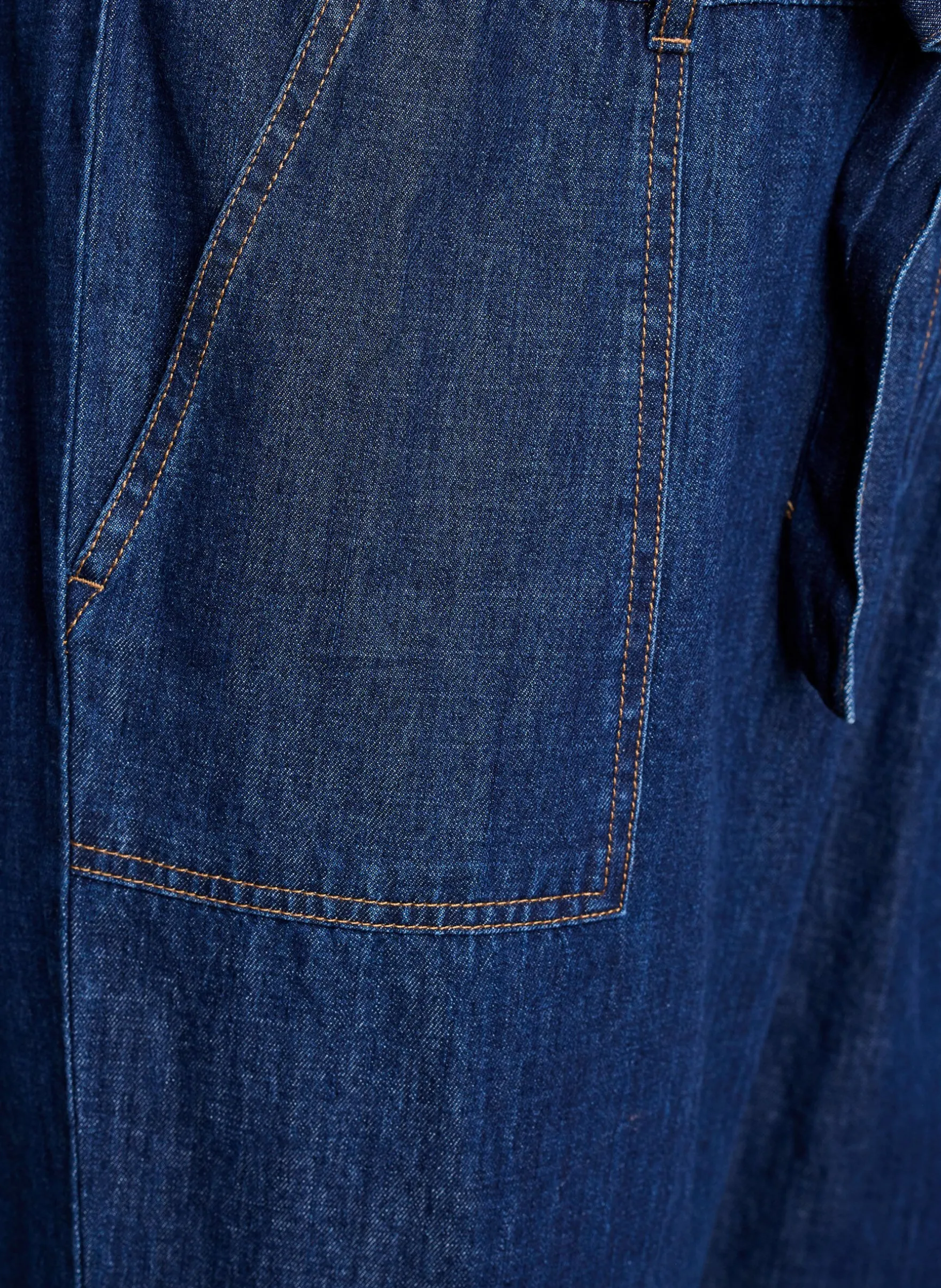 Denim-Jumpsuit mit kurzen Ärmeln und Bindegürtel