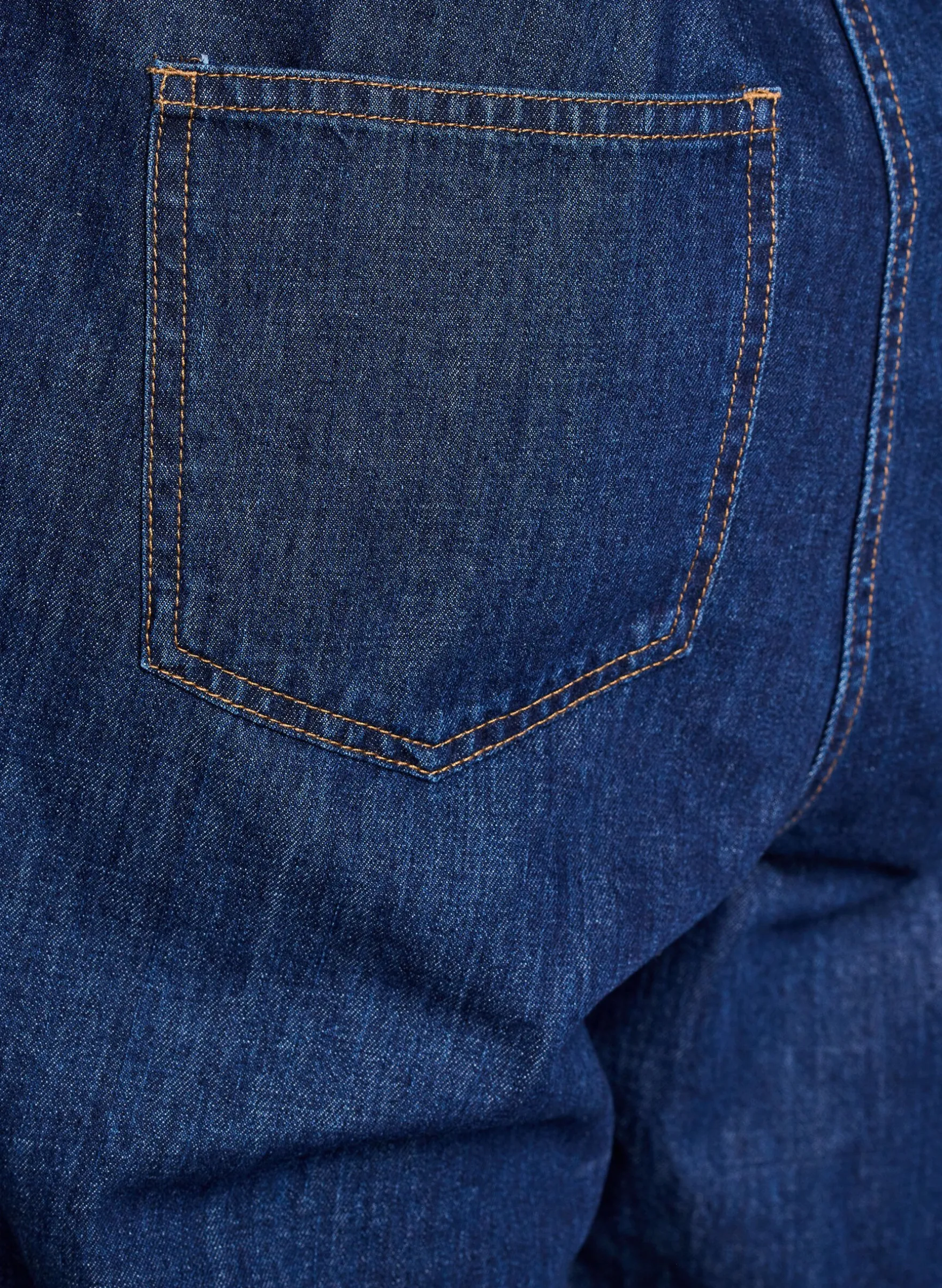 Denim-Jumpsuit mit kurzen Ärmeln und Bindegürtel