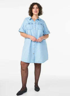 Denimkleid mit kurzen Ärmeln und Knöpfen