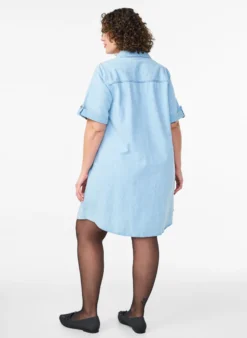 Denimkleid mit kurzen Ärmeln und Knöpfen