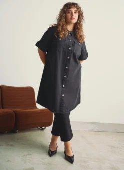 Denimkleid mit kurzen Ärmeln und Knöpfen