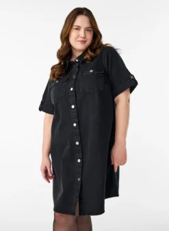 Denimkleid mit kurzen Ärmeln und Knöpfen