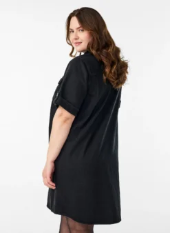 Denimkleid mit kurzen Ärmeln und Knöpfen