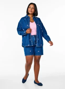 Denim-Shorts mit aufgestickten Blumen