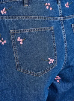 Denim-Shorts mit aufgestickten Blumen