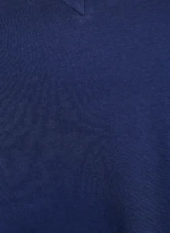 Einfaches T-Shirt aus Baumwolle mit V-Ausschnitt.