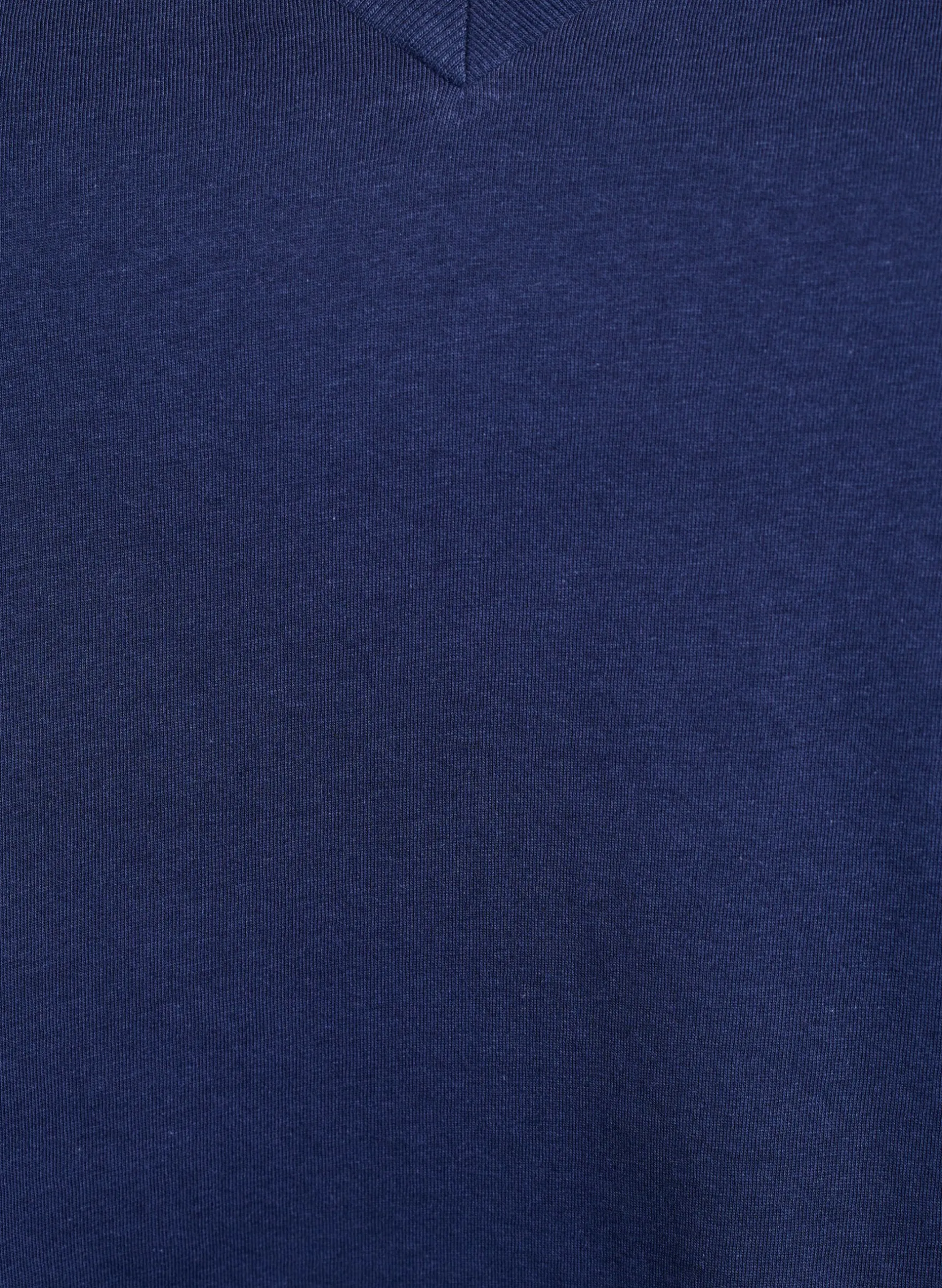 Einfaches T-Shirt aus Baumwolle mit V-Ausschnitt.