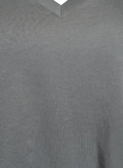 Einfaches T-Shirt aus Baumwolle mit V-Ausschnitt.