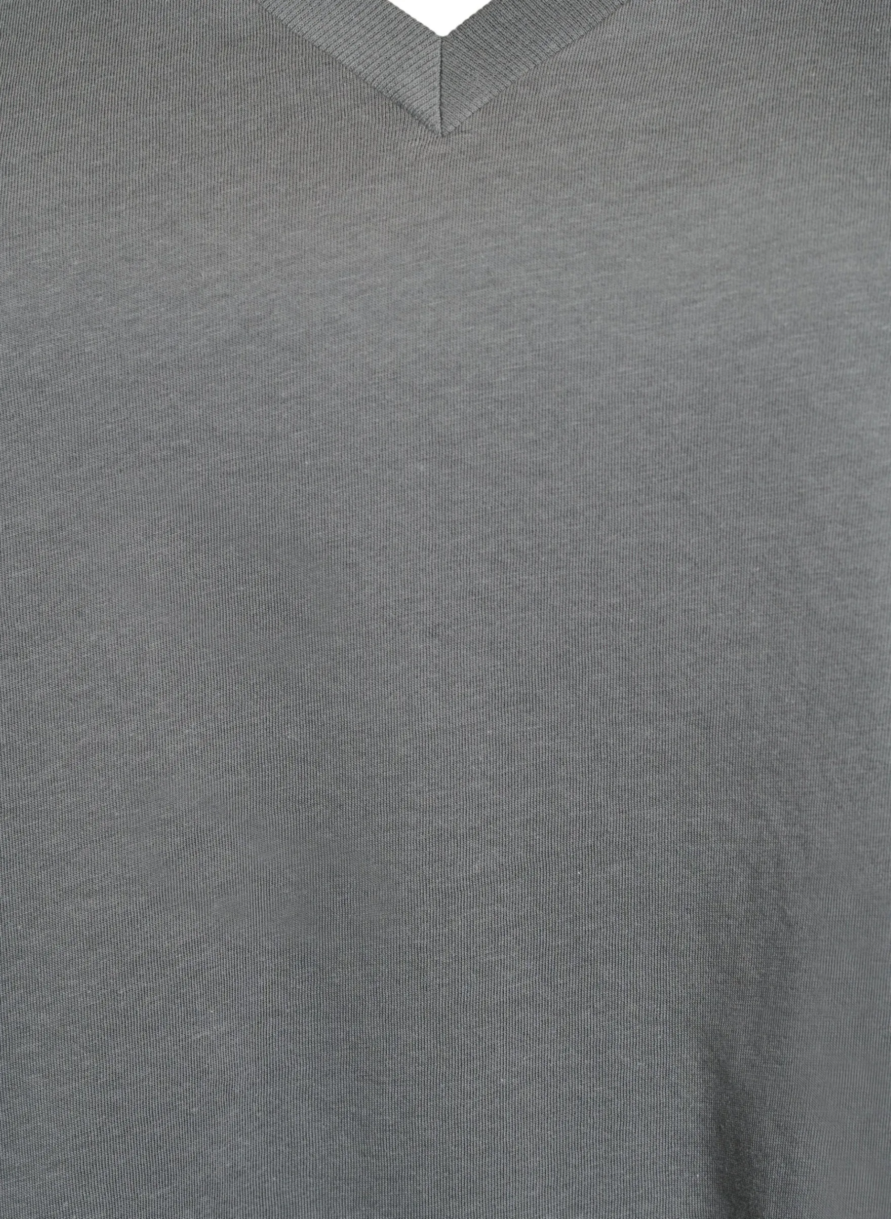 Einfaches T-Shirt aus Baumwolle mit V-Ausschnitt.