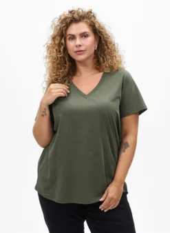 Einfaches T-Shirt aus Baumwolle mit V-Ausschnitt.