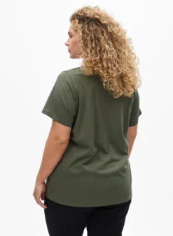 Einfaches T-Shirt aus Baumwolle mit V-Ausschnitt.