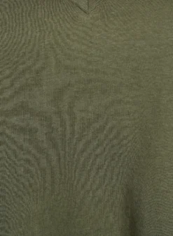 Einfaches T-Shirt aus Baumwolle mit V-Ausschnitt.