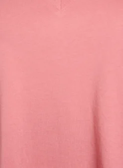 Einfaches T-Shirt aus Baumwolle mit V-Ausschnitt.