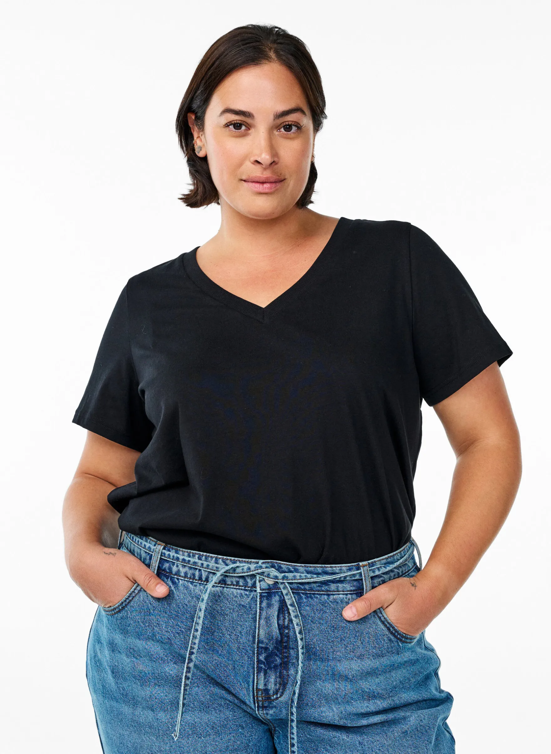 Einfaches T-Shirt aus Baumwolle mit V-Ausschnitt.