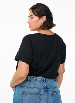 Einfaches T-Shirt aus Baumwolle mit V-Ausschnitt.