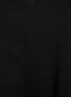 Einfaches T-Shirt aus Baumwolle mit V-Ausschnitt.