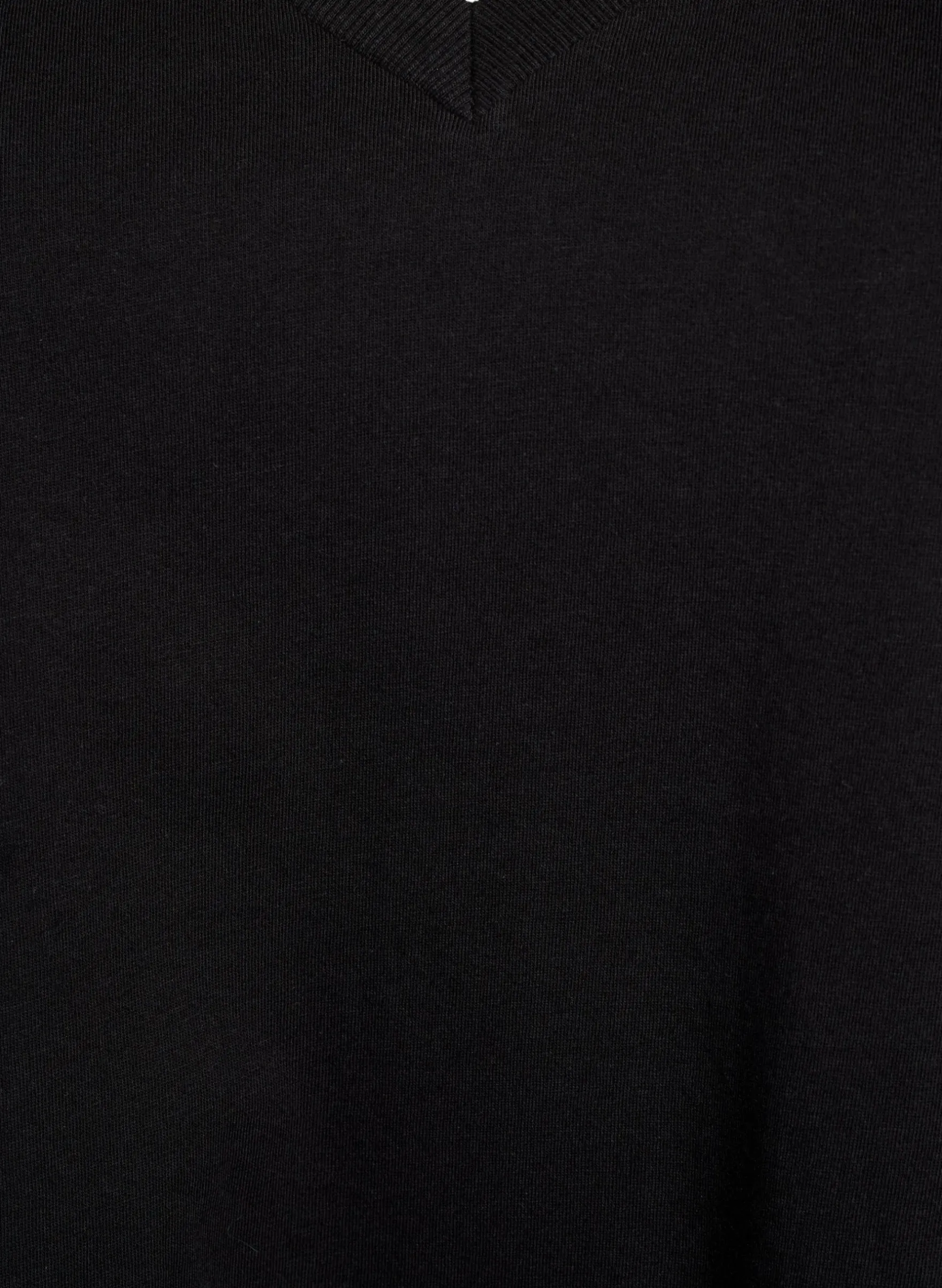 Einfaches T-Shirt aus Baumwolle mit V-Ausschnitt.