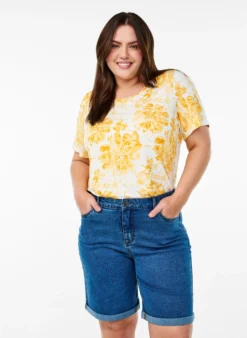 Eng anliegende Jeansshorts mit hoher Taille