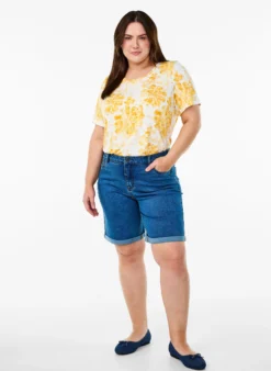 Eng anliegende Jeansshorts mit hoher Taille
